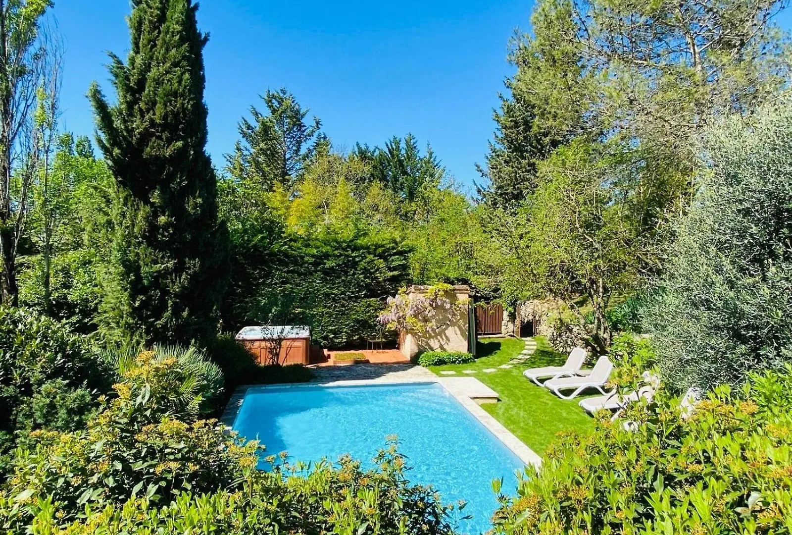 Le Clos Pastel Virac Bed and breakfast